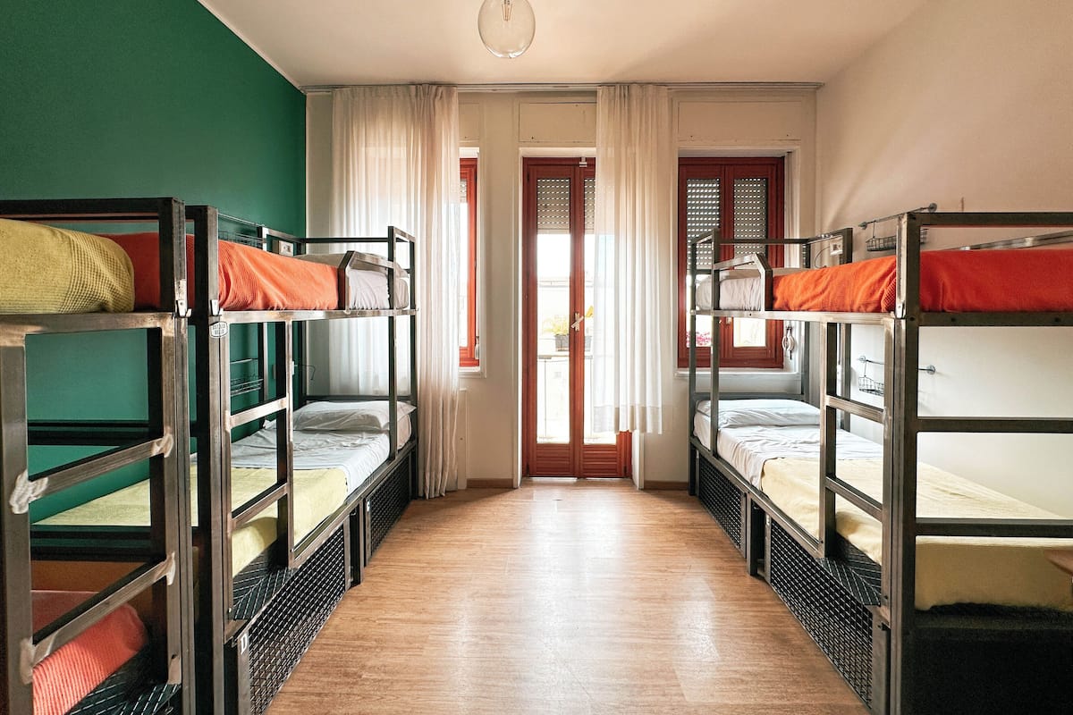 Dundyner, skrivebord, skrivebord for bærbar PC og strykejern/-brett