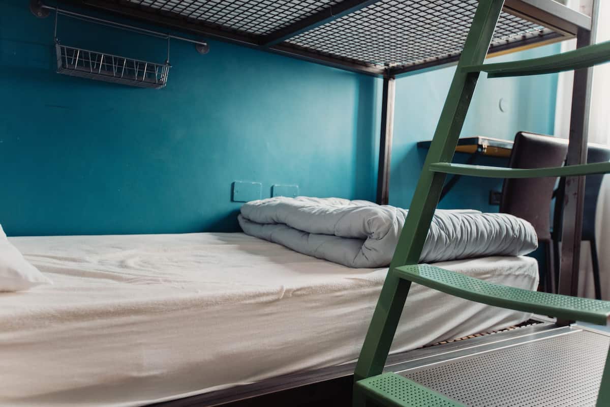 Quadruple Room | Peralatan tempat tidur premium, meja, seterika/papan seterika