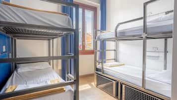 Dormitorio con literas, ventana, cortinas y puerta.