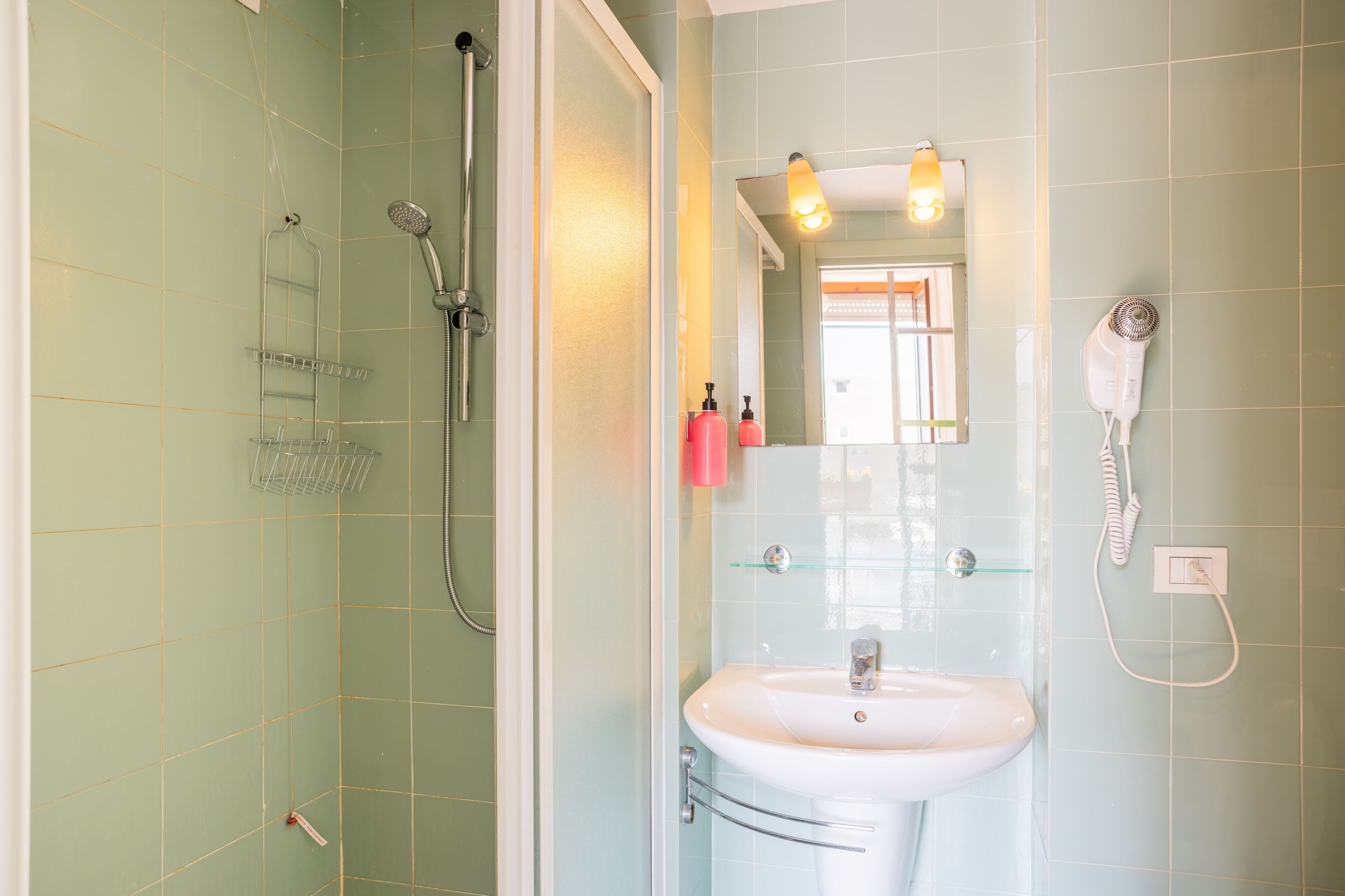 Douche, sèche-cheveux, bidet, serviettes fournies
