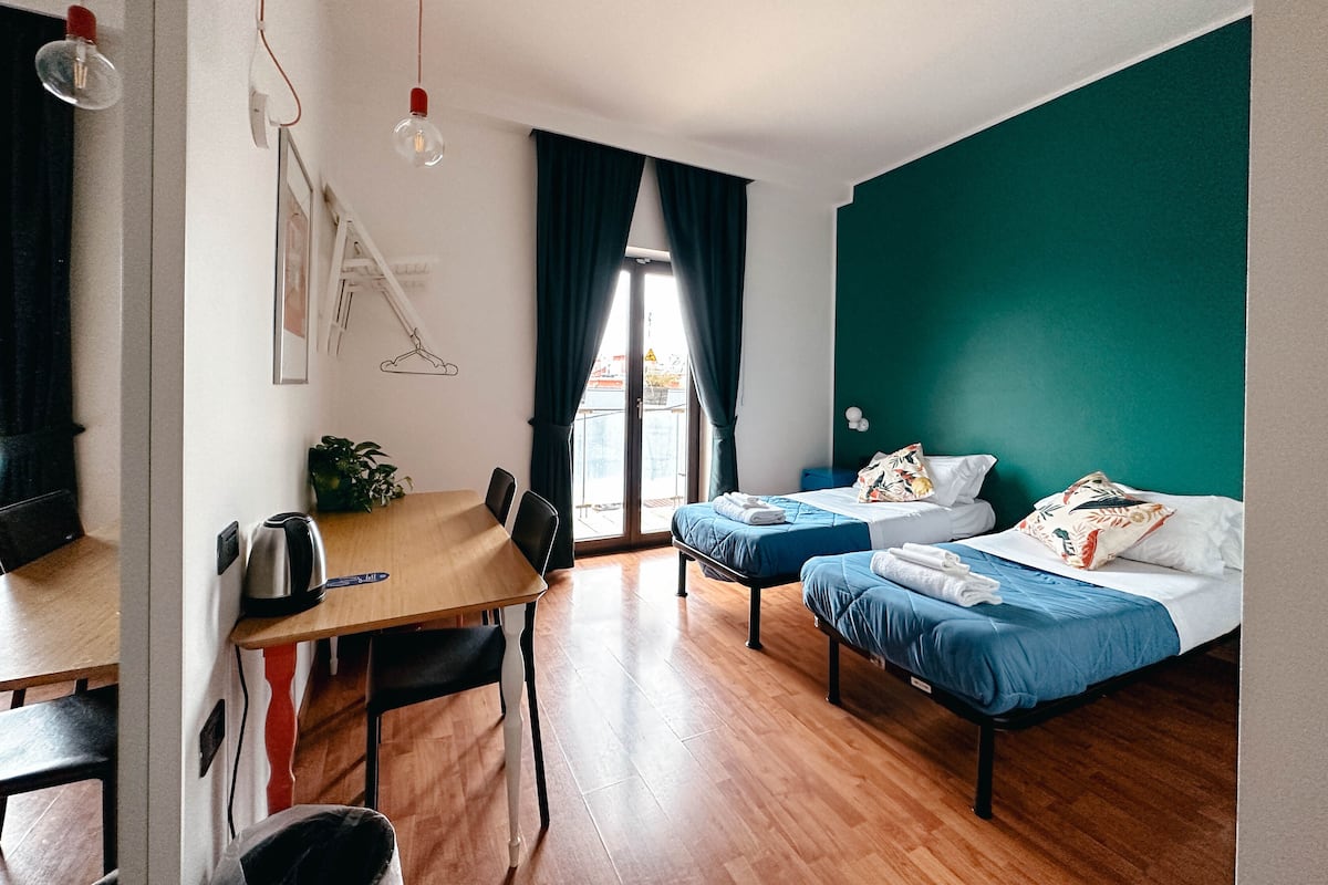 Double or Twin Room | Peralatan tempat tidur premium, meja, seterika/papan seterika