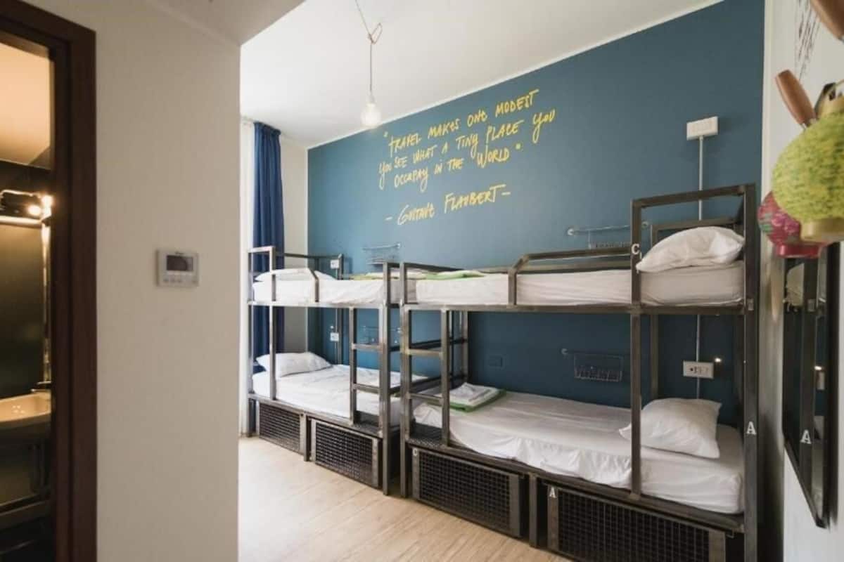 Peralatan tempat tidur premium, meja, seterika/papan seterika