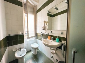 Shower, hair dryer, bidet, towels - Ostello Bello Milano Centrale (Milan)