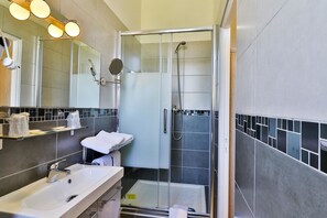 Habitación Confort doble | Baño | Artículos de higiene personal gratuitos, secador de pelo y toallas