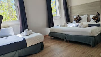Klassieke driepersoonskamer | Een kluis op de kamer, een bureau, babybedden, gratis wifi