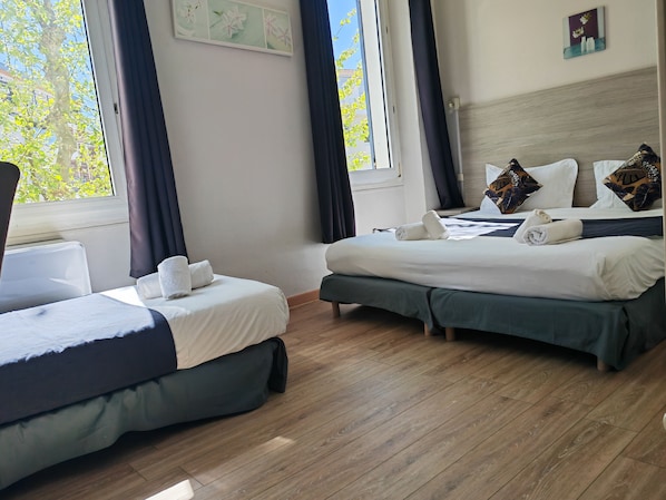 Classic-Dreibettzimmer | Zimmersafe, Schreibtisch, Babybetten, kostenloses WLAN