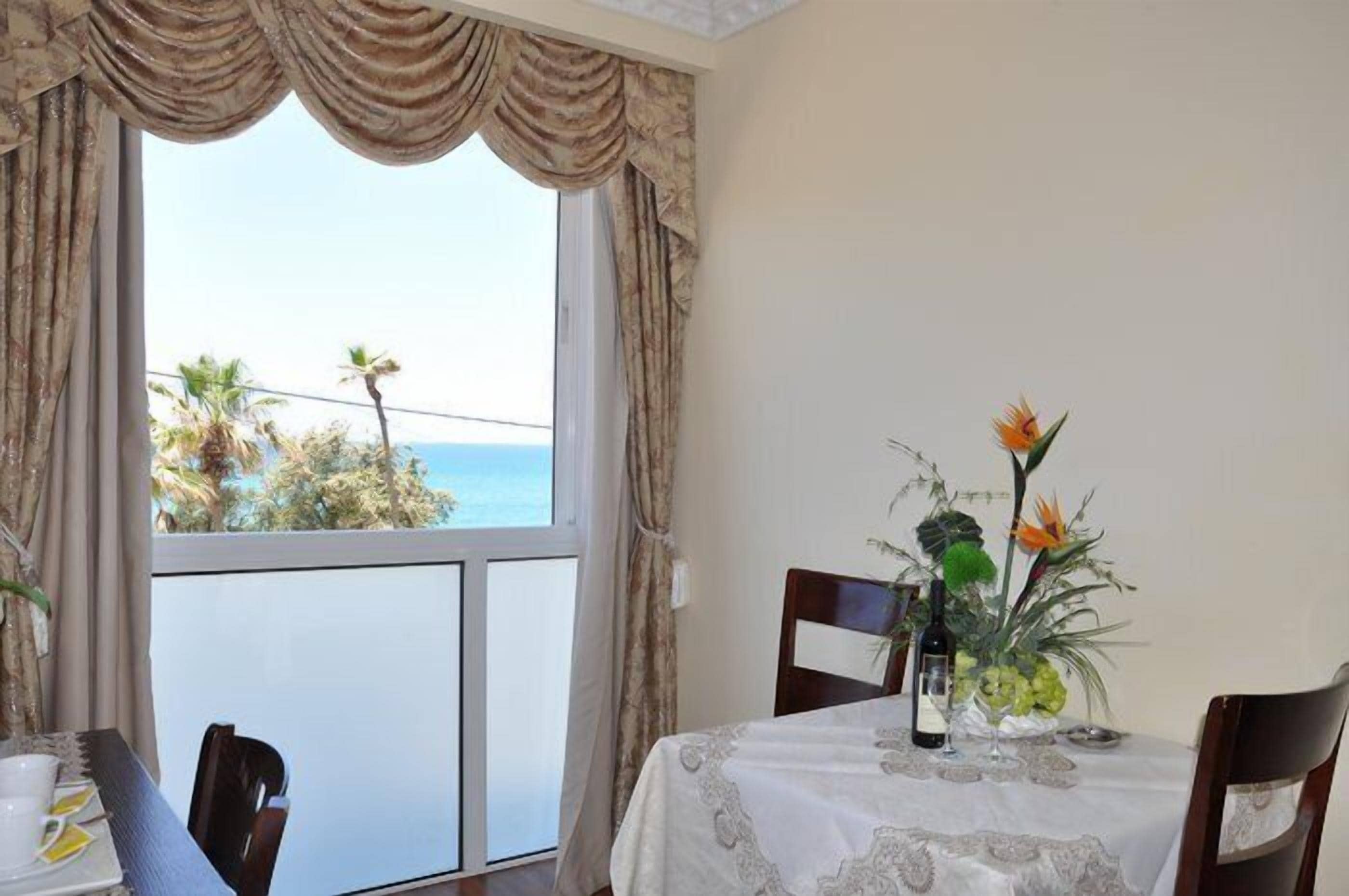 Se sirven comidas, cenas y cocina italiana 