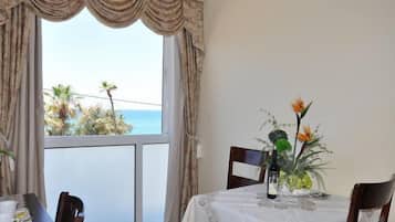 Serveert lunch en diner, Italiaanse gerechten