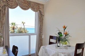 供应午餐和晚餐，意大利菜