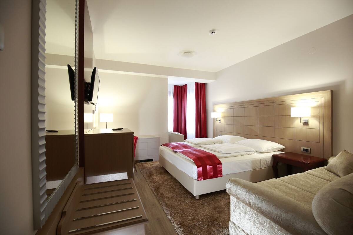 Comfort Double Room | Minibar, in-room safe, desk, soundproofing