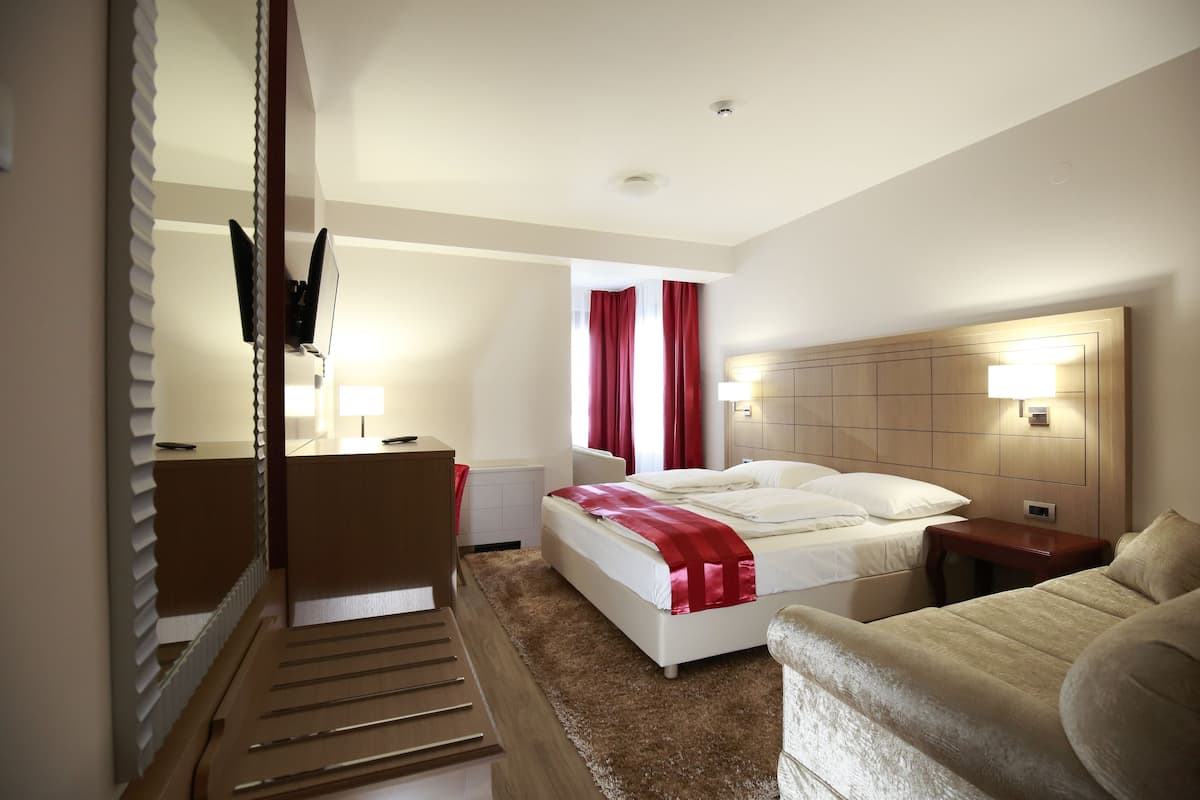 Comfort Double Room | Minibar, in-room safe, desk, soundproofing