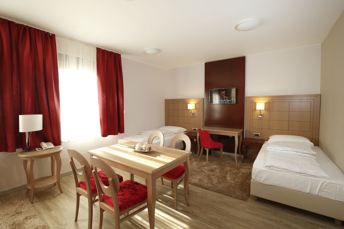 Family Room | Minibar, in-room safe, desk, soundproofing