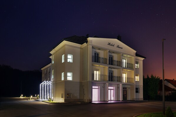Front of property - evening/night - Hotel Raca (Zagreb)