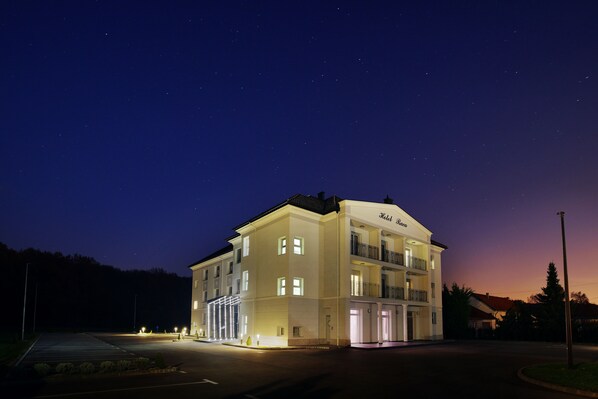 Depan hartanah - siang/malam