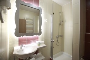 Douche, articles de toilette gratuits, sèche-cheveux
