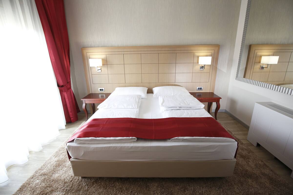 Double Room, Balcony | Minibar, in-room safe, desk, soundproofing