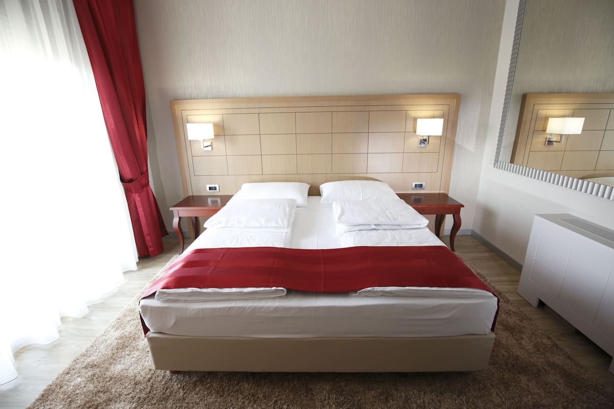 Double Room, Balcony | Minibar, in-room safe, desk, soundproofing