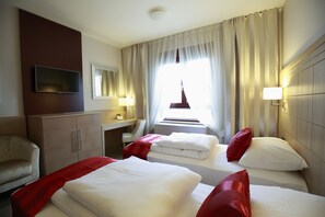 Twin Room | Bar mini, peti besi dalam bilik, meja, kalis bunyi 