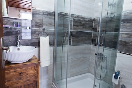 Economy Triple Room, 3 Single Beds, Private Bathroom | Bathroom. Lal Hotel Bursa