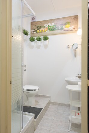 더블룸 (Chiado 41- External Private Bathroom) | 욕실 | 헤어드라이어, 타월