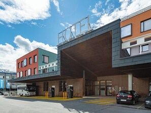 Un hotel de diseño moderno, con un llamativo letrero que dice 'HOTEL' en la fachada.