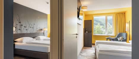 Camera familiare, 2 camere da letto, camere comunicanti, vista montagna | Postazione laptop, tende oscuranti, insonorizzazione