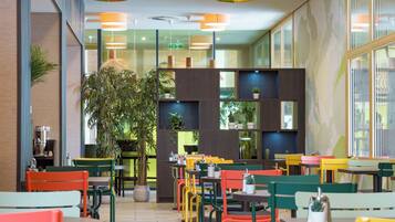 Tägliches Frühstücksbuffet (17 EUR pro Person)