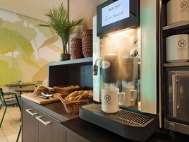 Desayuno buffet diario (EUR 17 por persona)