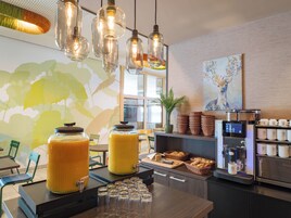 Desayuno buffet diario (EUR 17 por persona)