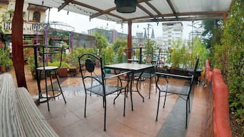 Habitación triple, cocina | Vista al jardín