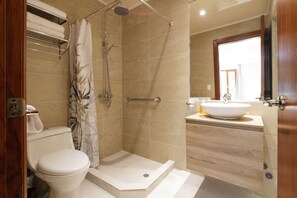 Habitación, 2 camas Queen size | Baño | Tina con regadera, secadora de cabello, toallas 