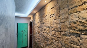 1 Schlafzimmer, Zimmersafe, Schreibtisch, Bügeleisen/Bügelbrett