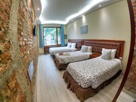 Triple Room | In-room safe, desk, iron/ironing board, free WiFi