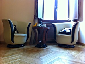 Standard-Doppelzimmer | Wohnzimmer | Flachbildfernseher