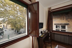 Premium bedding, minibar, in-room safe, individually decorated - Residenza delle Arti (Rome)