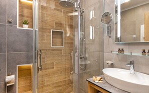 Deluxe appartement, 1 slaapkamer | Badkamer | Een douche, gratis toiletartikelen, een haardroger, handdoeken