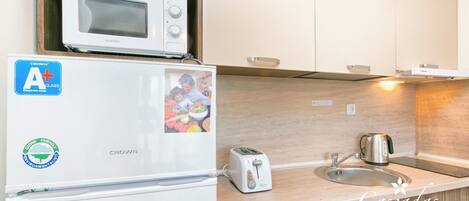 Eine Küche mit einer Mikrowelle, einem Toaster und einem Spülbecken.