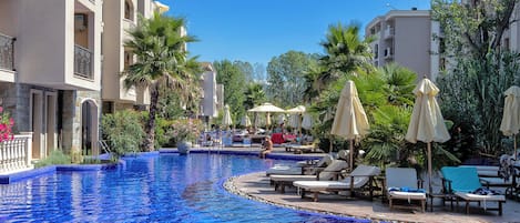 10 piscines extérieures, parasols de plage, chaises longues