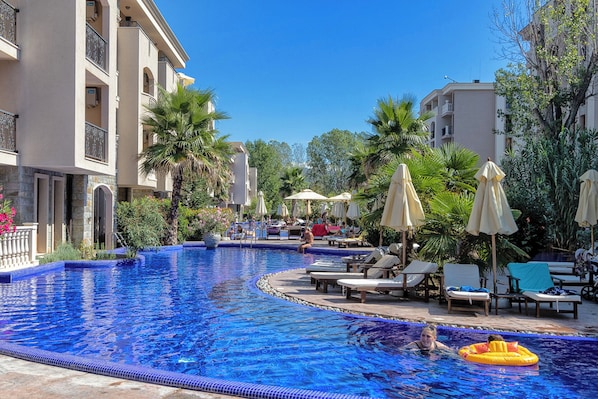 10 piscinas al aire libre, sombrillas, sillones reclinables de piscina