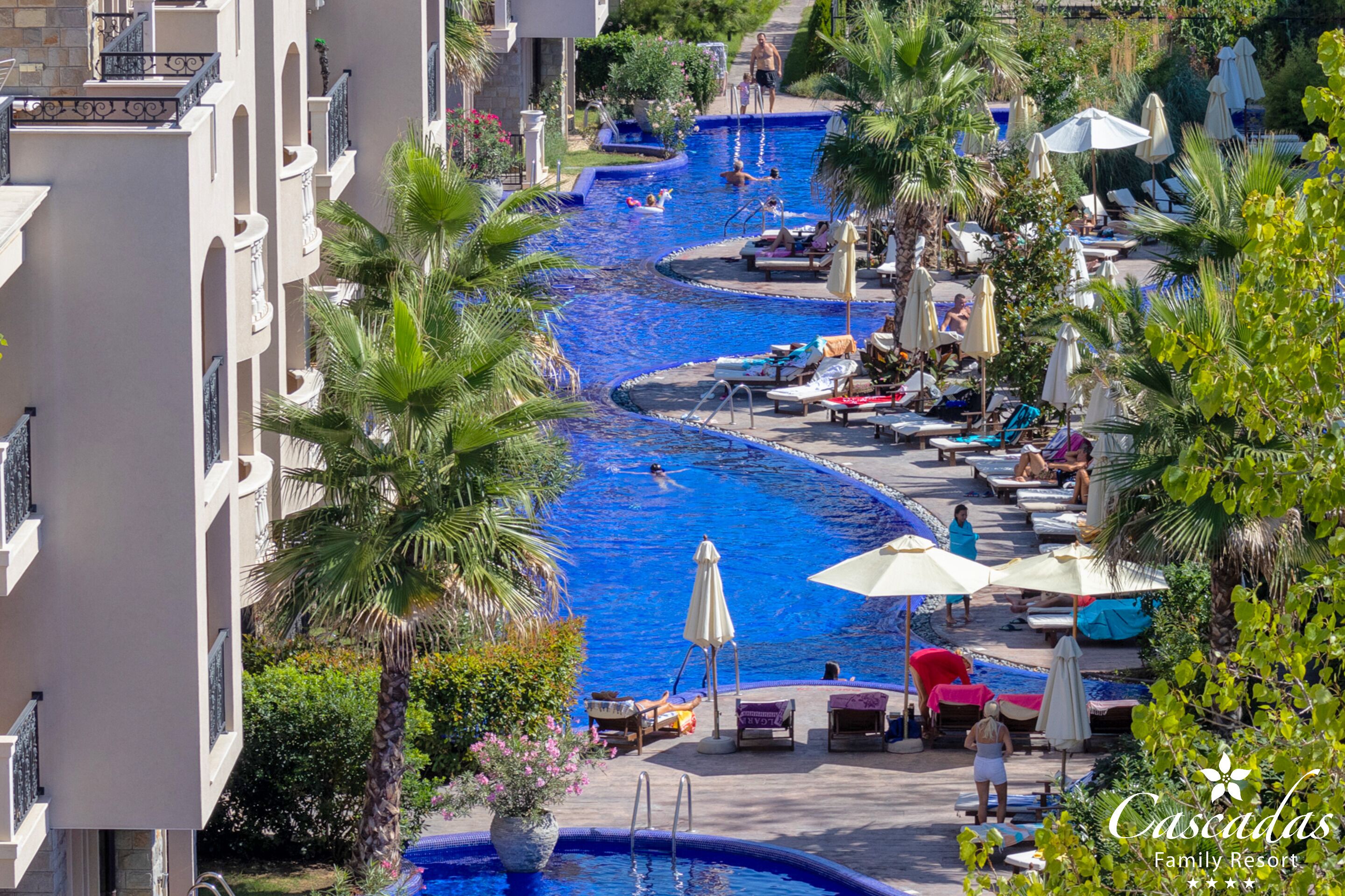 10 outdoor pools, pool umbrellas, sun loungers