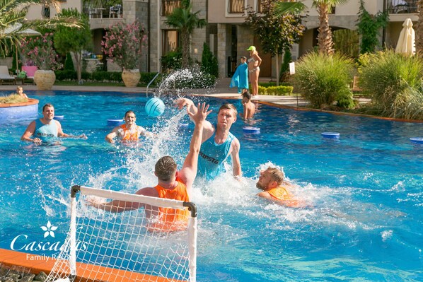 10 outdoor pools, pool umbrellas, sun loungers