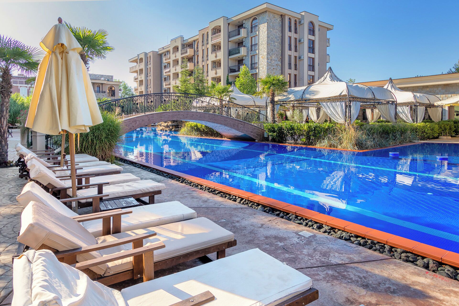 10 Außenpools, Sonnenschirme, Liegestühle