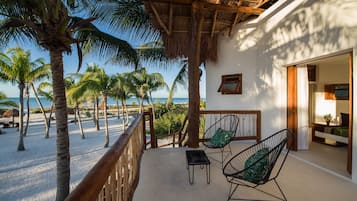 Junior Suite Superior sea front: 1 king bed or 2 queen beds | View from room