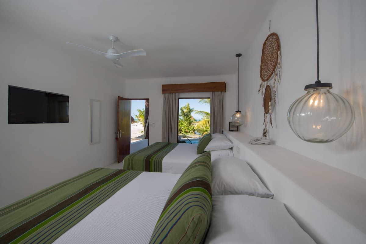 Junior Suite sea front and private pool: 2 queen beds | 客房内保险箱、办公桌、免费婴儿床、床单