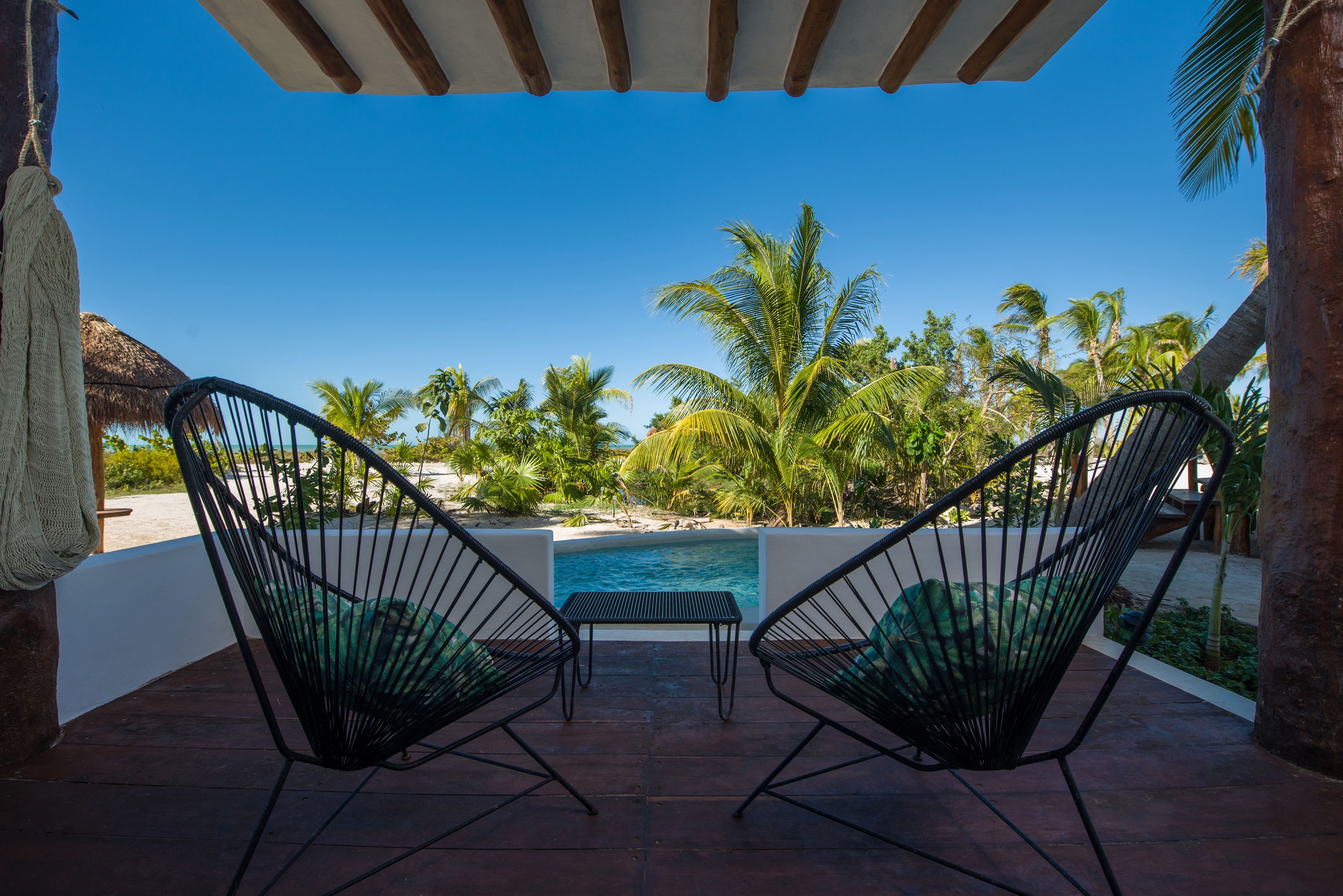 Junior Suite sea front and private pool: 2 queen beds   | Brankas, meja kerja, tempat tidur bayi gratis, dan seprai linen