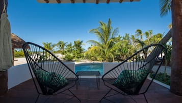 Junior Suite sea front and private pool: 2 queen beds | Caja de seguridad en la habitación, escritorio y cunas gratuitas