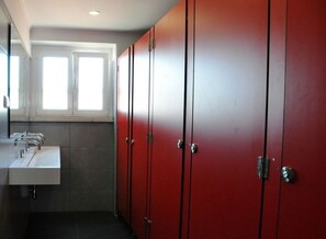 Shower, hair dryer - Lisbon Forever Hostel (Lisbon)