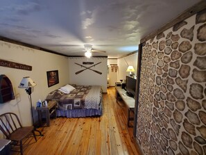 Standard Room, 1 King Bed | Desk, laptop workspace, free WiFi