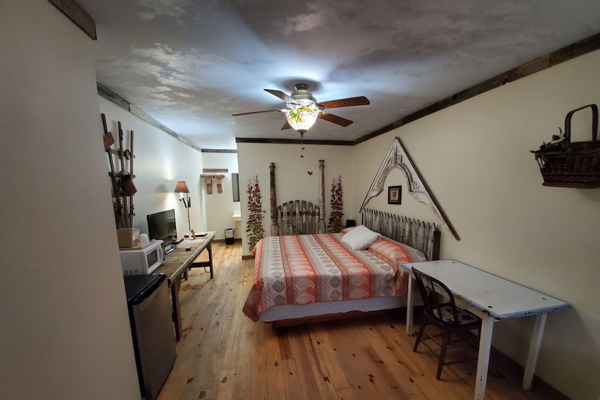 Standard Room, 1 King Bed | Desk, laptop workspace, WiFi (free)
