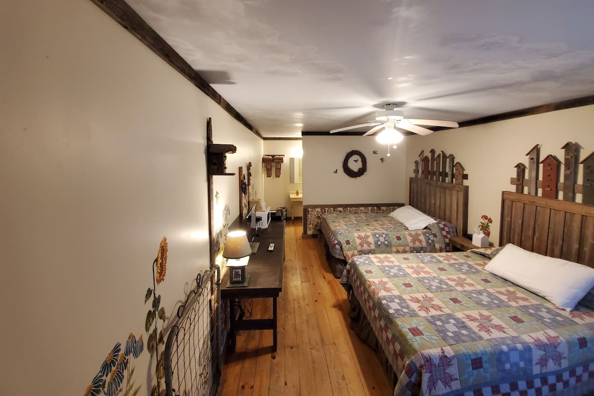 Standaard kamer, 2 queensize bedden | 1 slaapkamer, een bureau, een laptopwerkplek, gratis wifi
